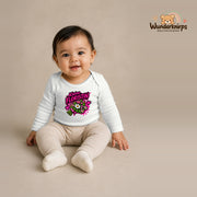 Babybody für Mädchen in Weiß mit Motiv „Kleine Floristin“, getragen von einem Kind – Wunderknirps.
