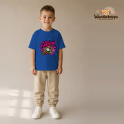 T-Shirt für Jungen in Blau mit Motiv „Kleine Floristin“, getragen von einem Kind – Wunderknirps.