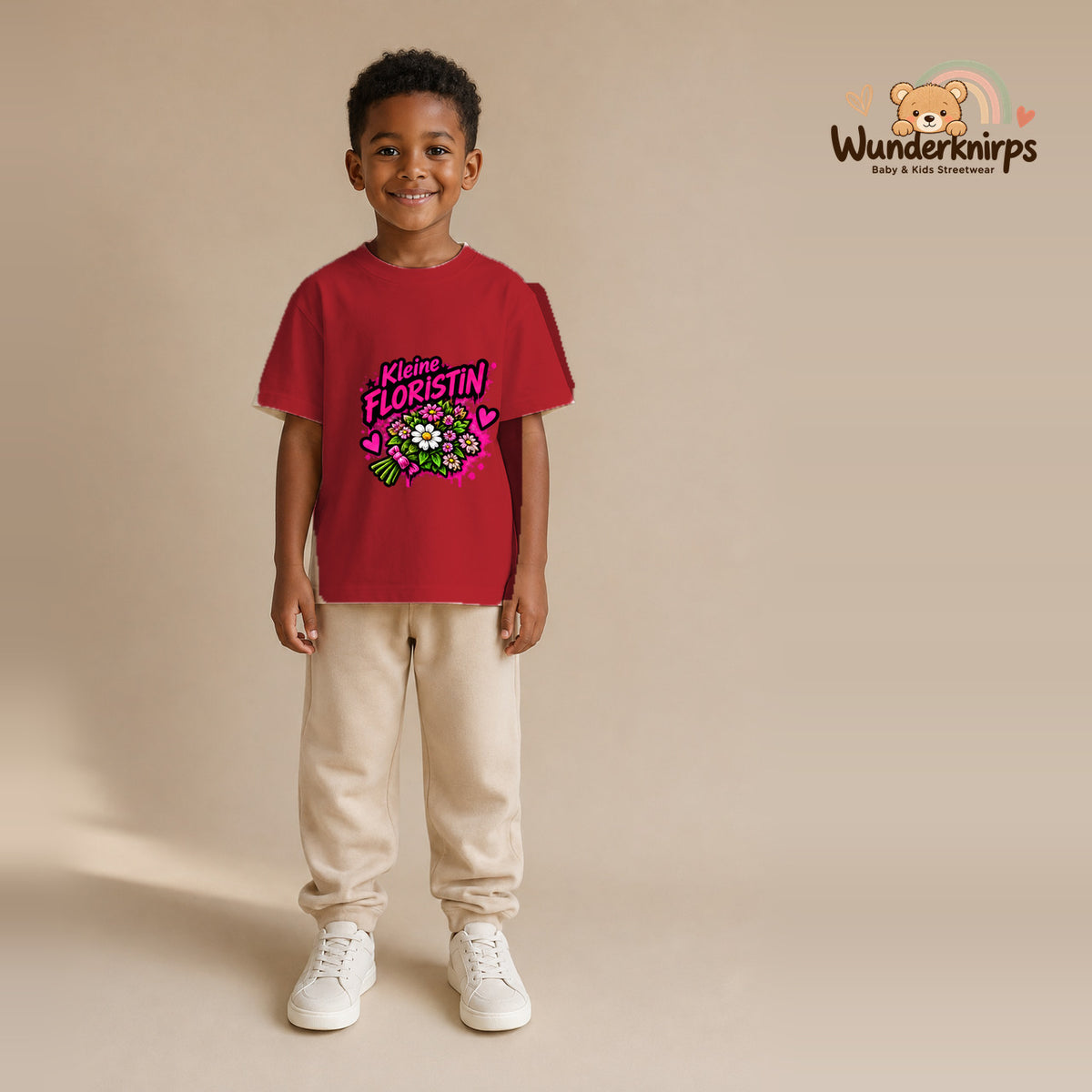 T-Shirt für Jungen in Rot mit Motiv „Kleine Floristin“, getragen von einem Kind – Wunderknirps.