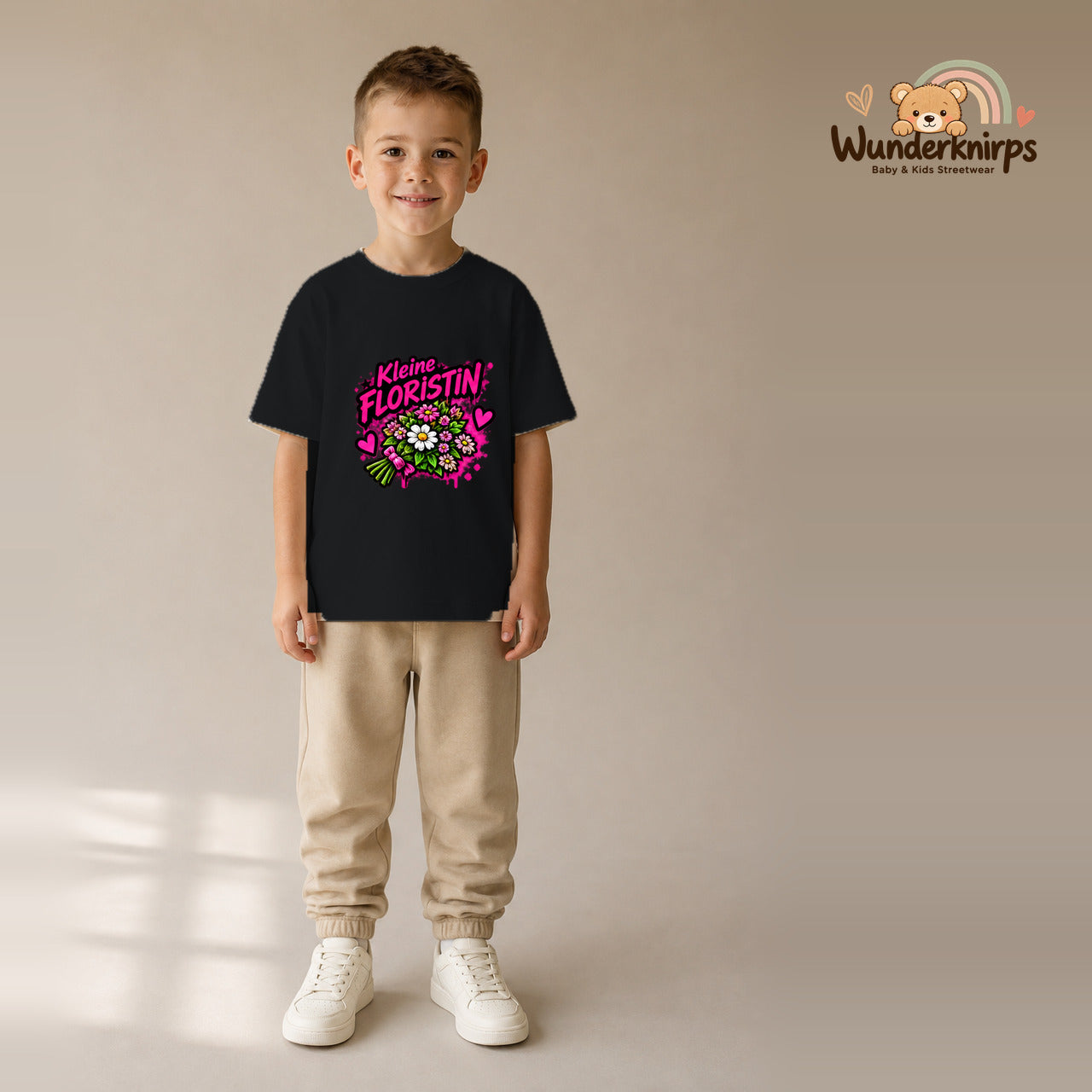 T-Shirt für Jungen in Schwarz mit Motiv „Kleine Floristin“, getragen von einem Kind – Wunderknirps.
