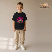 T-Shirt für Jungen in Schwarz mit Motiv „Kleine Floristin“, getragen von einem Kind – Wunderknirps.