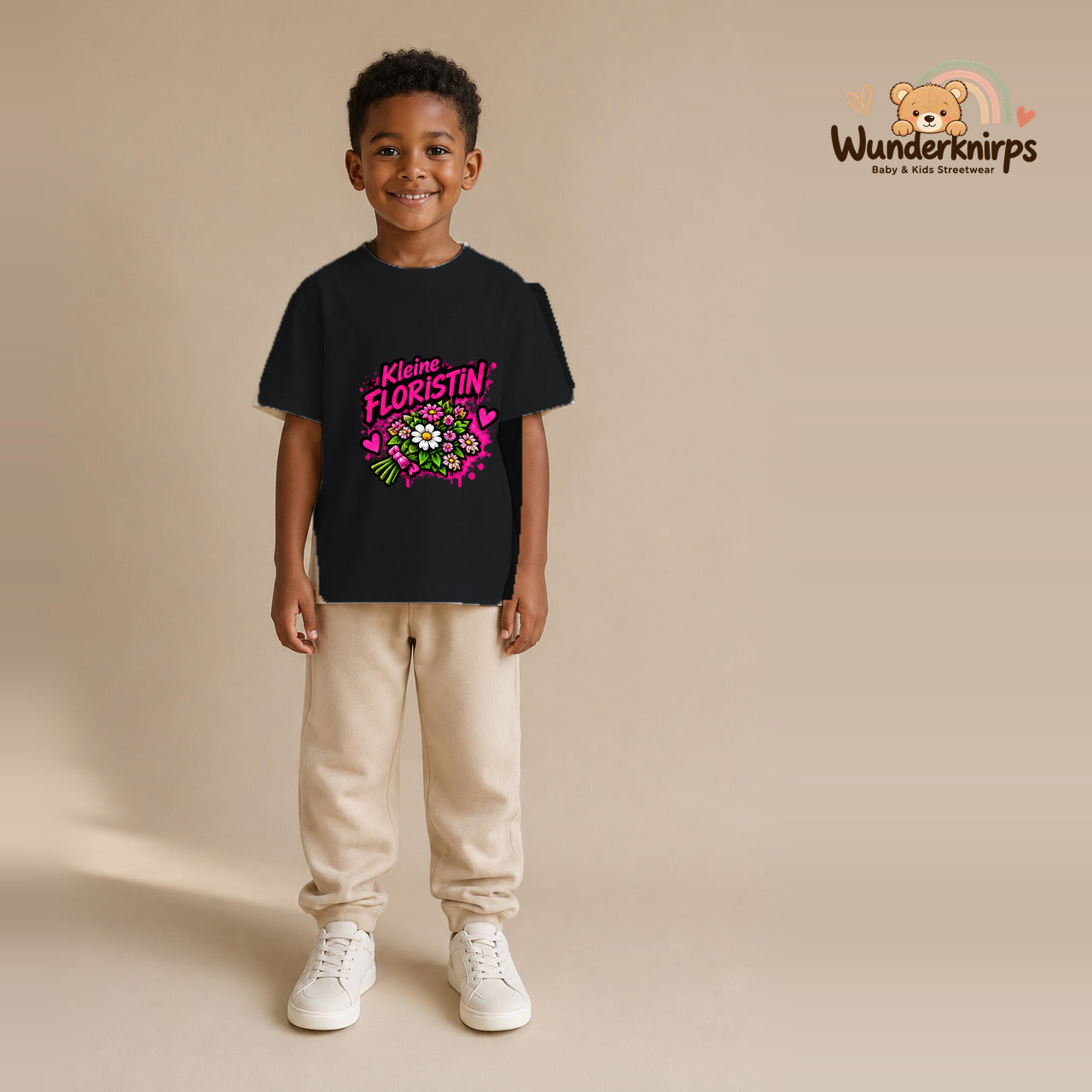 T-Shirt für Jungen in Schwarz mit Motiv „Kleine Floristin“, getragen von einem Kind – Wunderknirps.