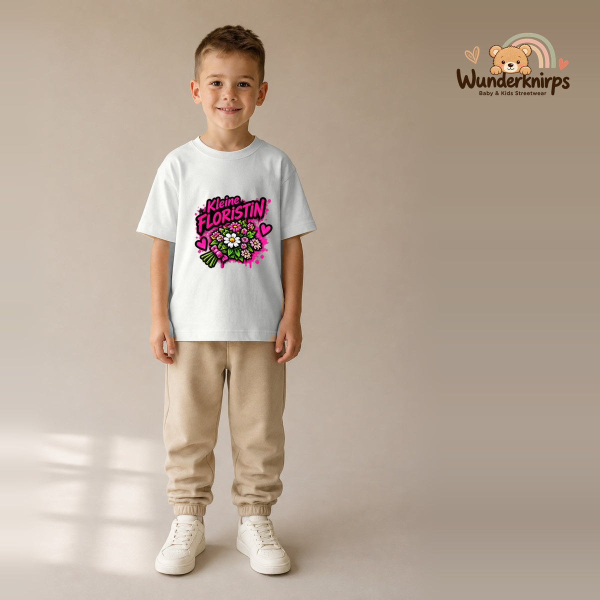 T-Shirt für Jungen in Weiß mit Motiv „Kleine Floristin“, getragen von einem Kind – Wunderknirps.