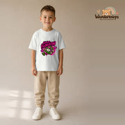 T-Shirt für Jungen in Weiß mit Motiv „Kleine Floristin“, getragen von einem Kind – Wunderknirps.