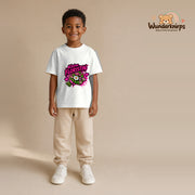 T-Shirt für Jungen in Weiß mit Motiv „Kleine Floristin“, getragen von einem Kind – Wunderknirps.