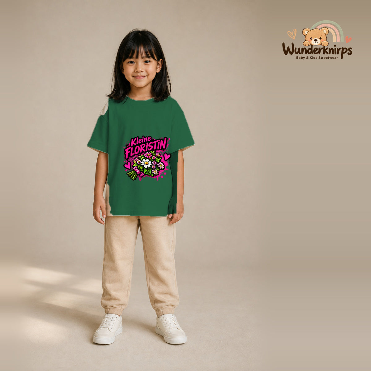 T-Shirt für Mädchen in Grün mit Motiv „Kleine Floristin“, getragen von einem Kind – Wunderknirps.
