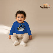 Babybody für Jungen in Blau mit Motiv „Kleine Galaxie“, getragen von einem Kind – Wunderknirps.