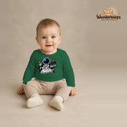 Babybody für Jungen in Grün mit Motiv „Kleine Galaxie“, getragen von einem Kind – Wunderknirps.