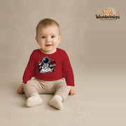 Babybody für Jungen in Rot mit Motiv „Kleine Galaxie“, getragen von einem Kind – Wunderknirps.