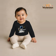 Babybody für Mädchen in Schwarz mit Motiv „Kleine Galaxie“, getragen von einem Kind – Wunderknirps.