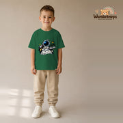 T-Shirt für Jungen in Grün mit Motiv „Kleine Galaxie“, getragen von einem Kind – Wunderknirps.