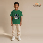 T-Shirt für Jungen in Grün mit Motiv „Kleine Galaxie“, getragen von einem Kind – Wunderknirps.