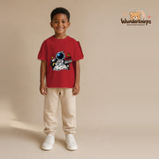 T-Shirt für Jungen in Rot mit Motiv „Kleine Galaxie“, getragen von einem Kind – Wunderknirps.