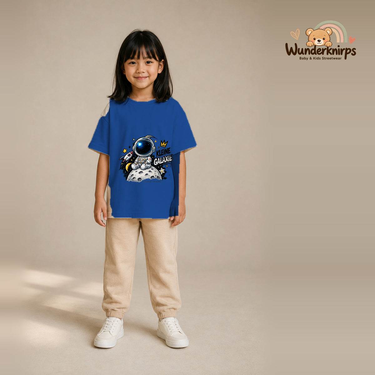 T-Shirt für Mädchen in Blau mit Motiv „Kleine Galaxie“, getragen von einem Kind – Wunderknirps.
