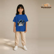 T-Shirt für Mädchen in Blau mit Motiv „Kleine Galaxie“, getragen von einem Kind – Wunderknirps.
