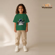 T-Shirt für Mädchen in Grün mit Motiv „Kleine Galaxie“, getragen von einem Kind – Wunderknirps.