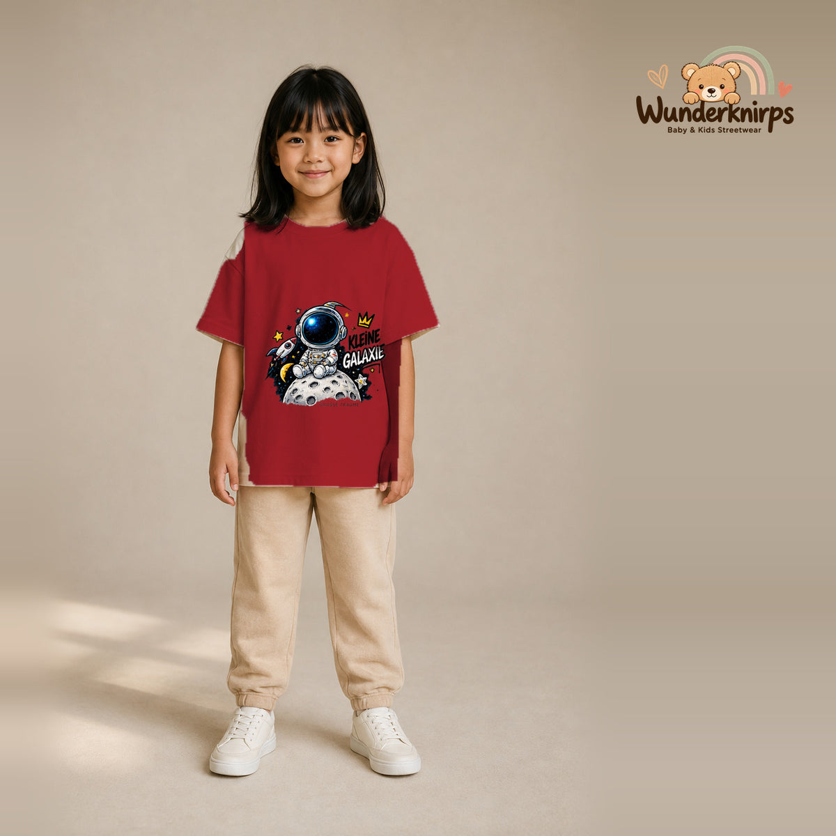 T-Shirt für Mädchen in Rot mit Motiv „Kleine Galaxie“, getragen von einem Kind – Wunderknirps.