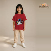 T-Shirt für Mädchen in Rot mit Motiv „Kleine Galaxie“, getragen von einem Kind – Wunderknirps.