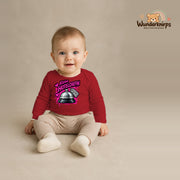 Babybody für Jungen in Rot mit Motiv „Kleine Hotelchefin“, getragen von einem Kind – Wunderknirps.
