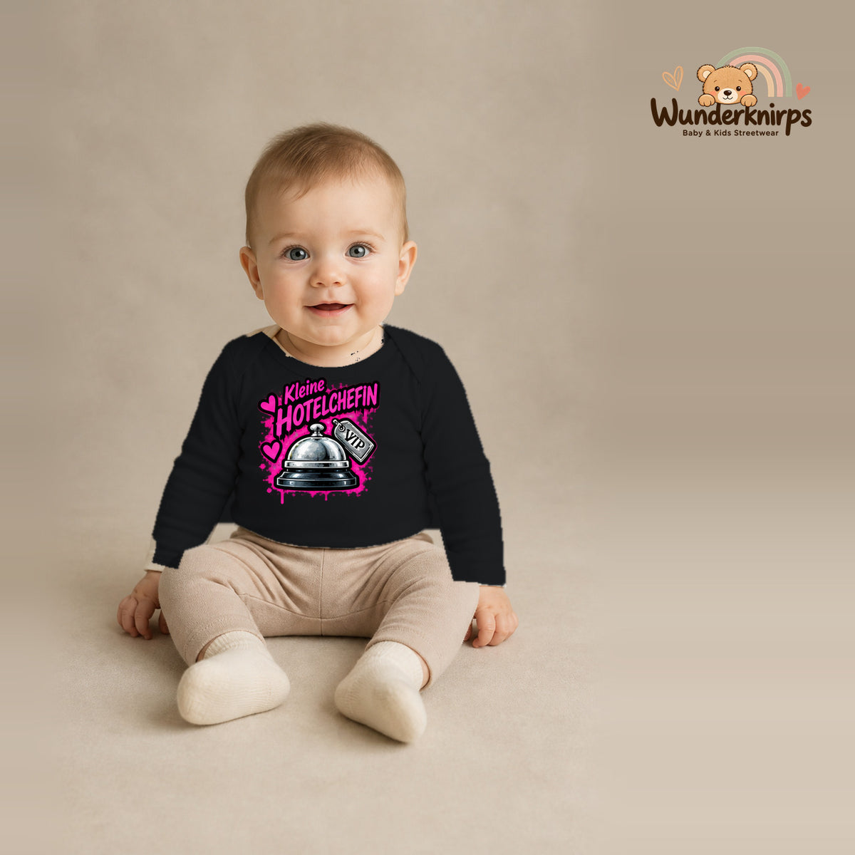 Babybody für Jungen in Schwarz mit Motiv „Kleine Hotelchefin“, getragen von einem Kind – Wunderknirps.