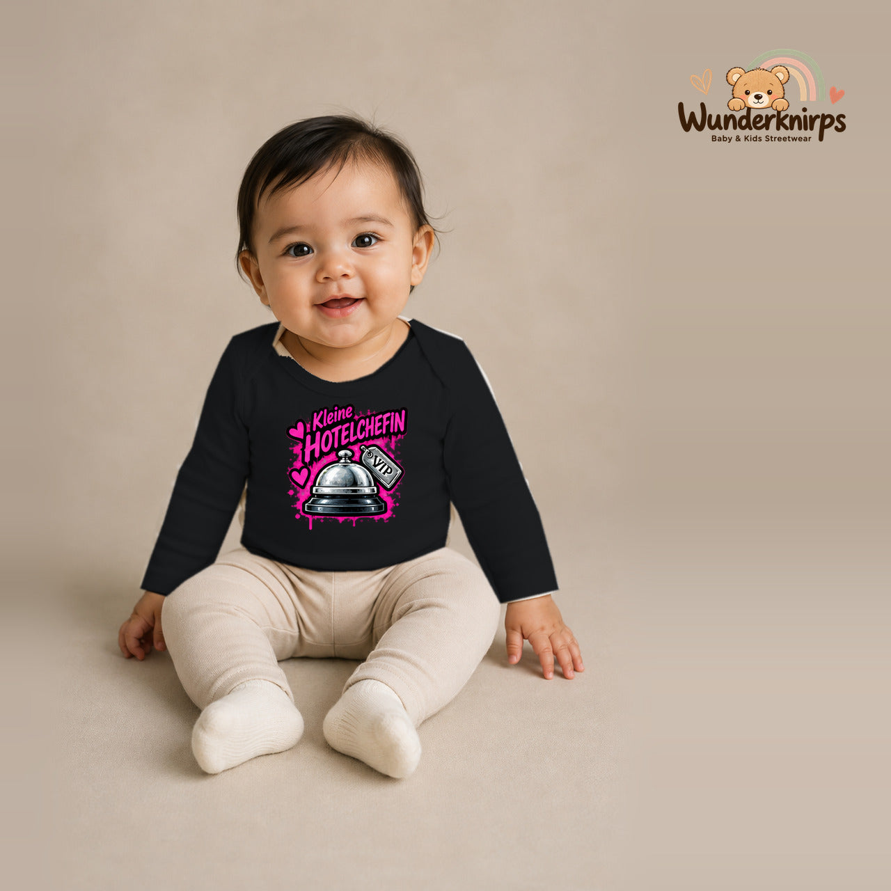Babybody für Mädchen in Schwarz mit Motiv „Kleine Hotelchefin“, getragen von einem Kind – Wunderknirps.