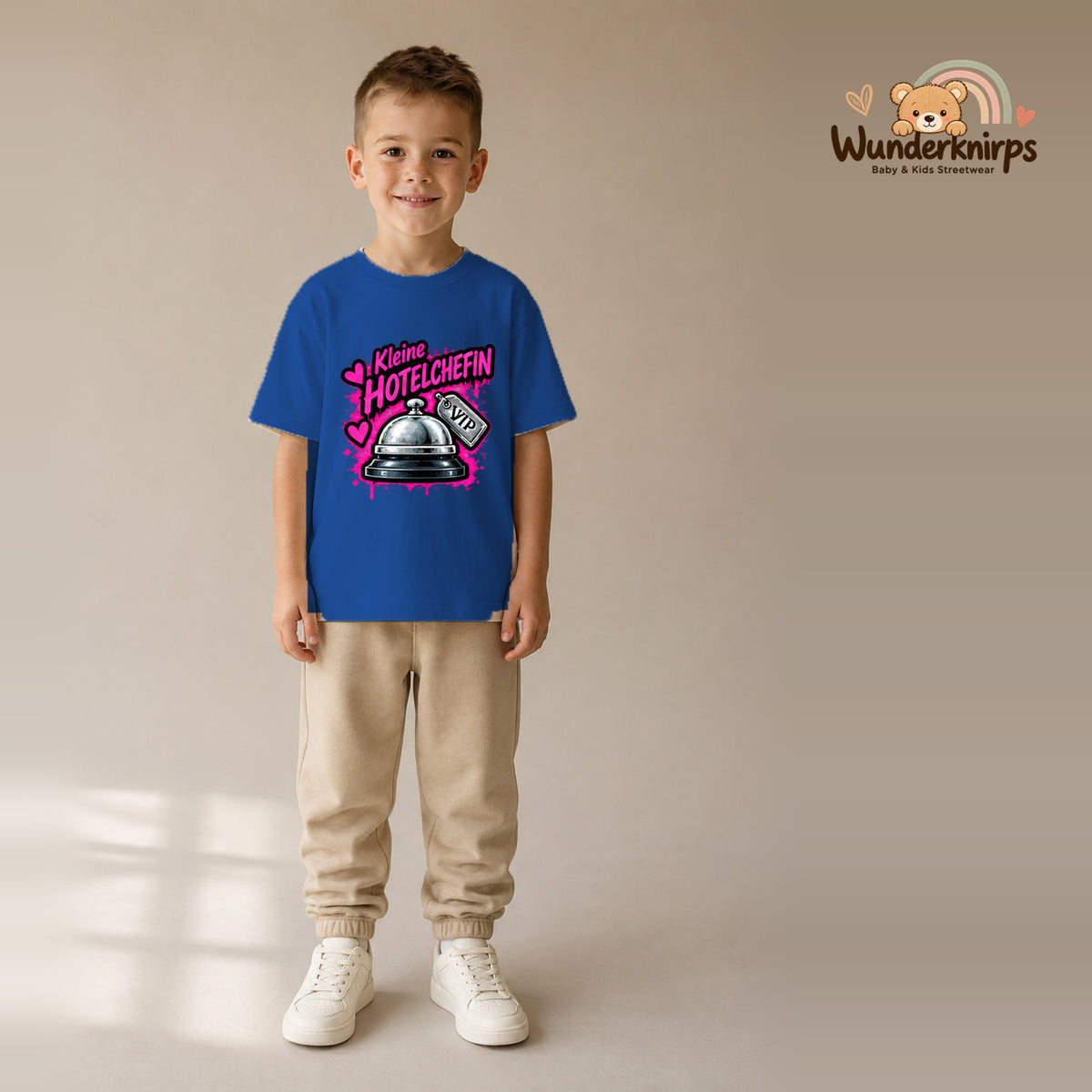 T-Shirt für Jungen in Blau mit Motiv „Kleine Hotelchefin“, getragen von einem Kind – Wunderknirps.