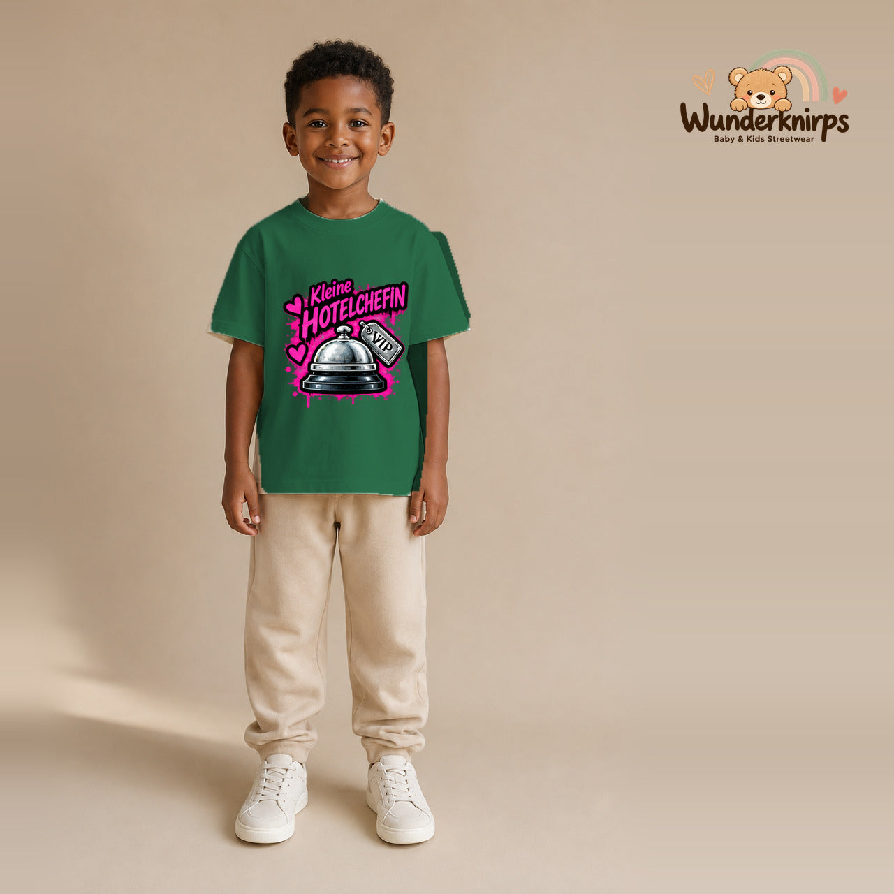 T-Shirt für Jungen in Grün mit Motiv „Kleine Hotelchefin“, getragen von einem Kind – Wunderknirps.