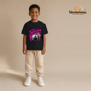 T-Shirt für Jungen in Schwarz mit Motiv „Kleine Hotelchefin“, getragen von einem Kind – Wunderknirps.