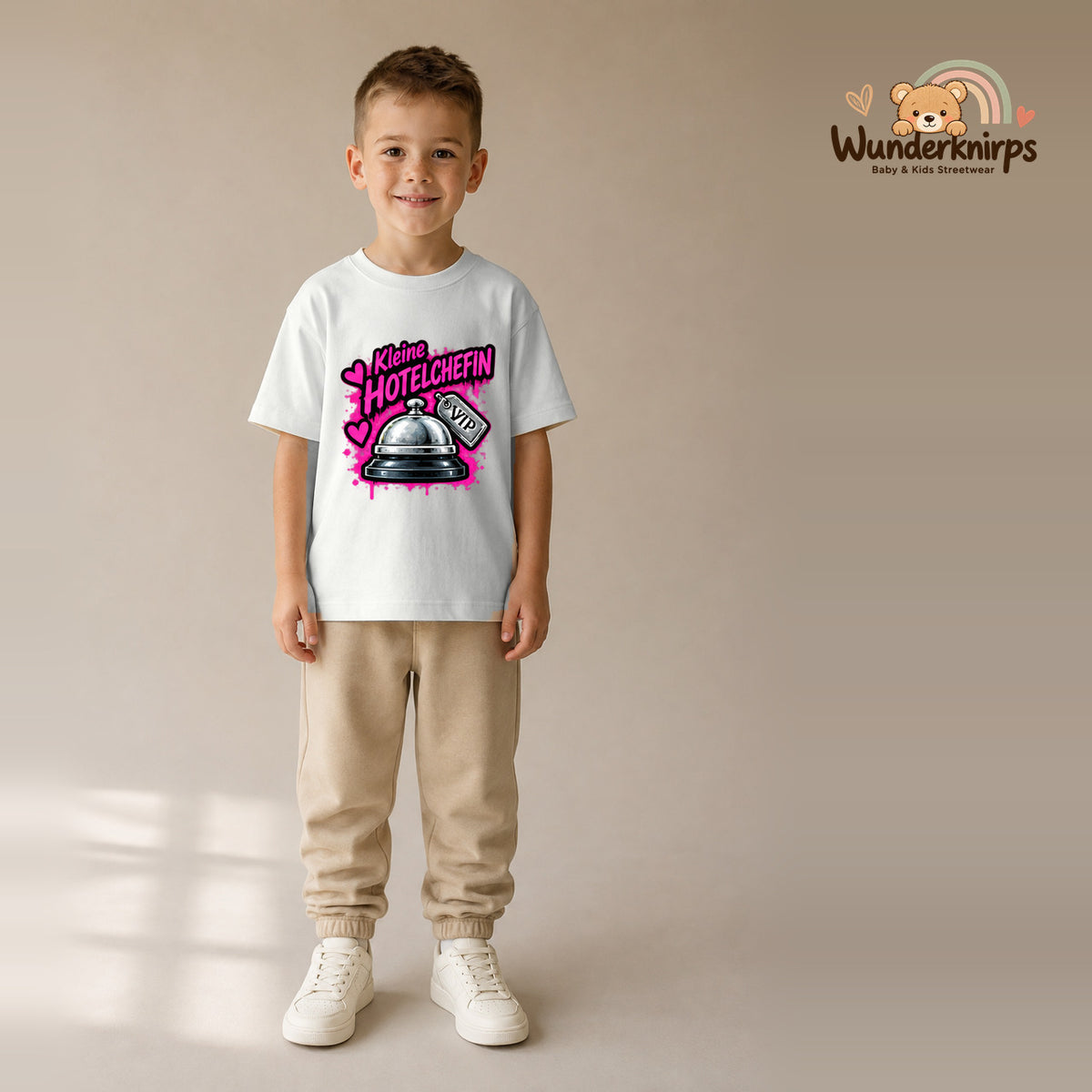 T-Shirt für Jungen in Weiß mit Motiv „Kleine Hotelchefin“, getragen von einem Kind – Wunderknirps.
