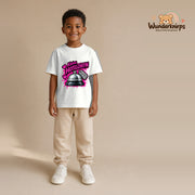 T-Shirt für Jungen in Weiß mit Motiv „Kleine Hotelchefin“, getragen von einem Kind – Wunderknirps.