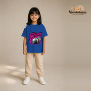 T-Shirt für Mädchen in Blau mit Motiv „Kleine Hotelchefin“, getragen von einem Kind – Wunderknirps.