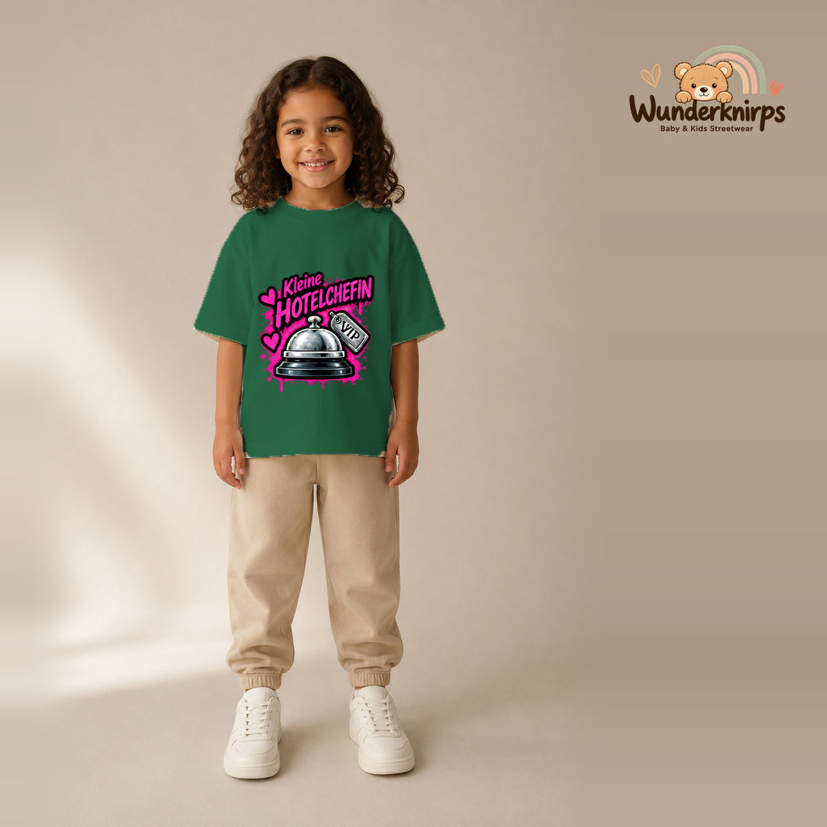 T-Shirt für Mädchen in Grün mit Motiv „Kleine Hotelchefin“, getragen von einem Kind – Wunderknirps.