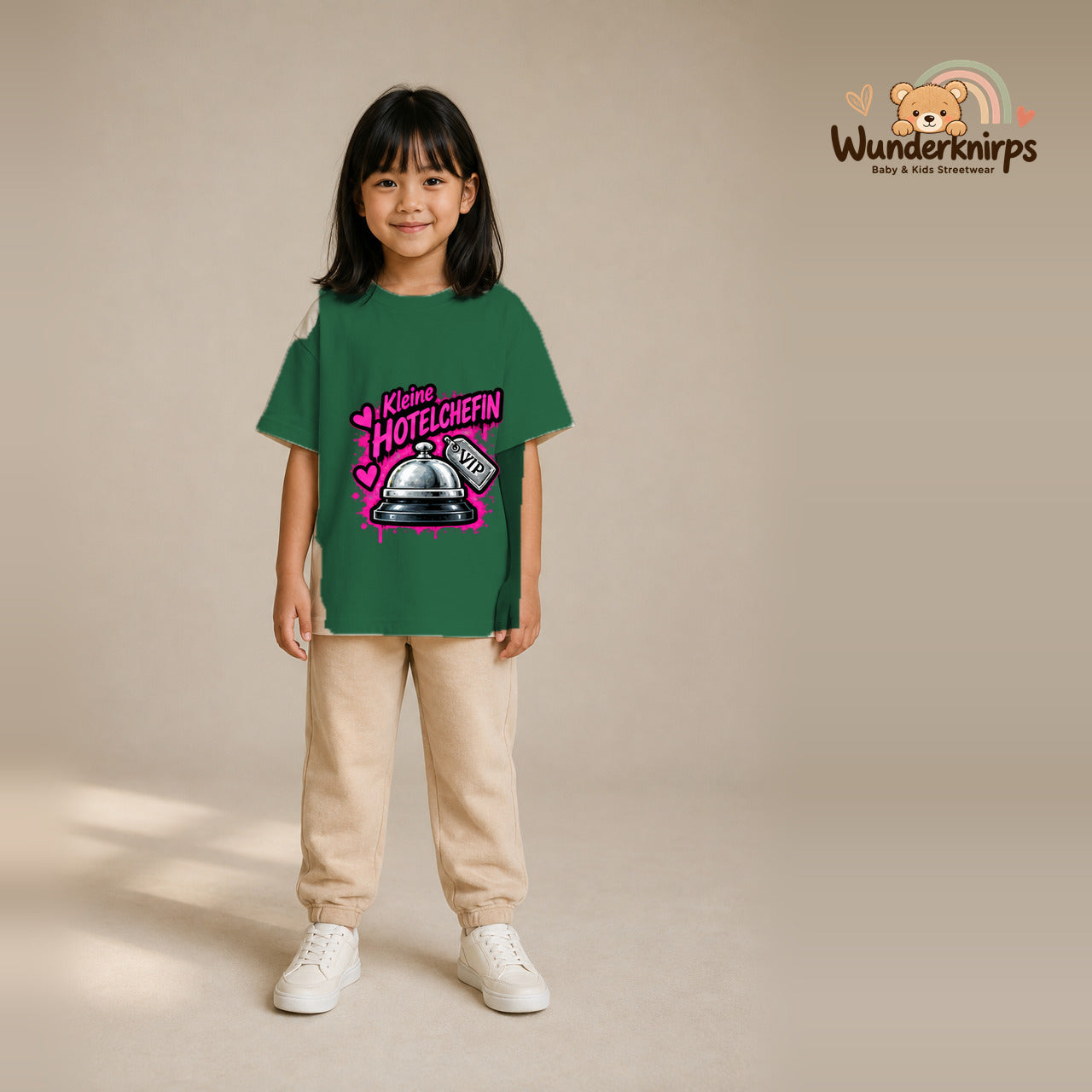 T-Shirt für Mädchen in Grün mit Motiv „Kleine Hotelchefin“, getragen von einem Kind – Wunderknirps.