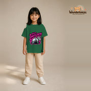 T-Shirt für Mädchen in Grün mit Motiv „Kleine Hotelchefin“, getragen von einem Kind – Wunderknirps.