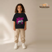 T-Shirt für Mädchen in Schwarz mit Motiv „Kleine Hotelchefin“, getragen von einem Kind – Wunderknirps.