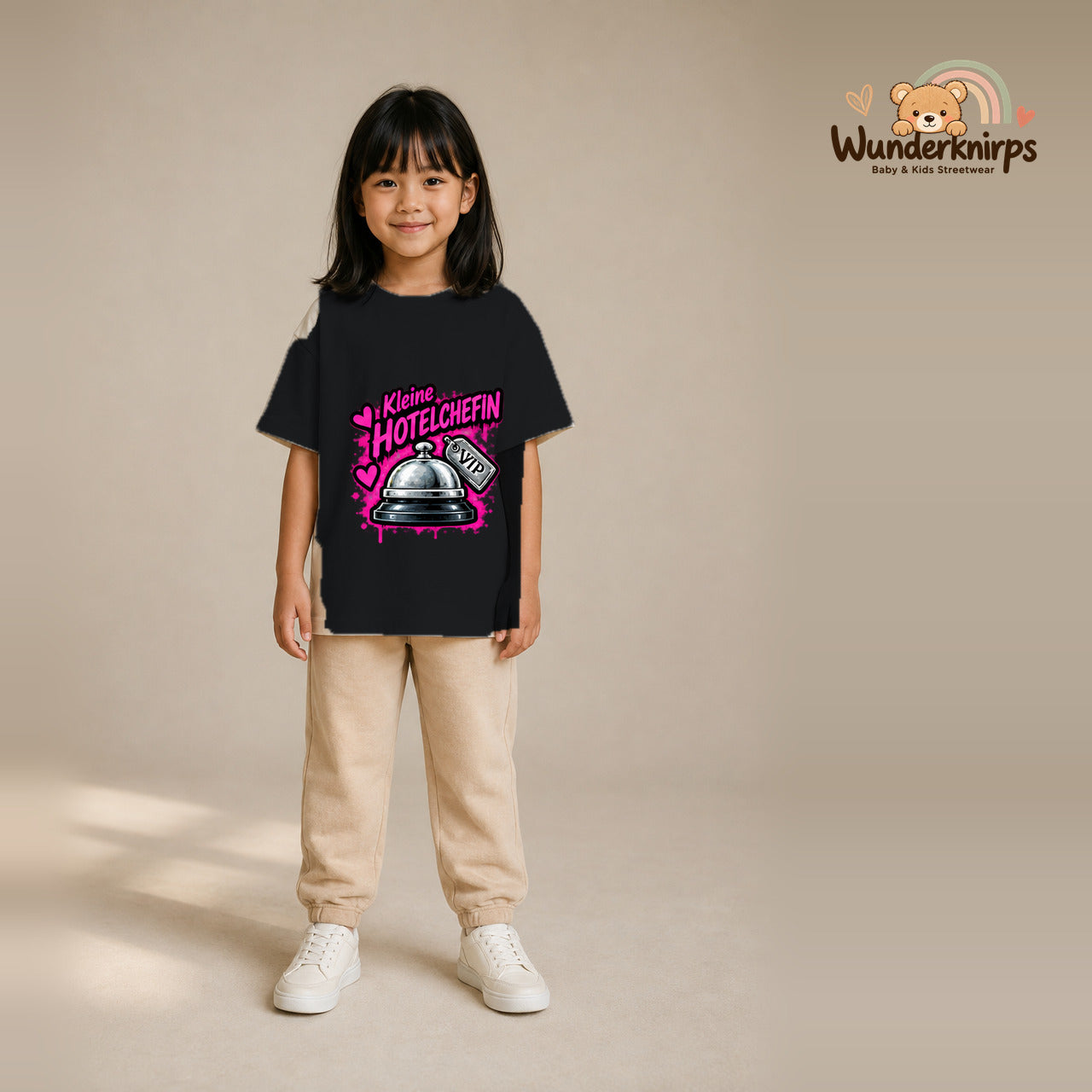 T-Shirt für Mädchen in Schwarz mit Motiv „Kleine Hotelchefin“, getragen von einem Kind – Wunderknirps.