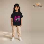 T-Shirt für Mädchen in Schwarz mit Motiv „Kleine Hotelchefin“, getragen von einem Kind – Wunderknirps.