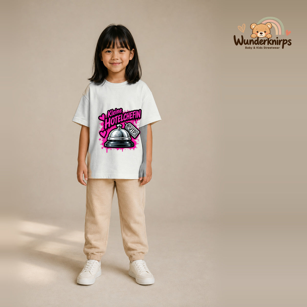 T-Shirt für Mädchen in Weiß mit Motiv „Kleine Hotelchefin“, getragen von einem Kind – Wunderknirps.