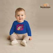 Babybody für Jungen in Blau mit Motiv „Kleine Künstlerin“, getragen von einem Kind – Wunderknirps.