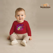 Babybody für Jungen in Rot mit Motiv „Kleine Künstlerin“, getragen von einem Kind – Wunderknirps.