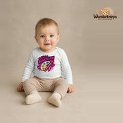 Babybody für Jungen in Weiß mit Motiv „Kleine Künstlerin“, getragen von einem Kind – Wunderknirps.
