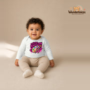 Babybody für Jungen in Weiß mit Motiv „Kleine Künstlerin“, getragen von einem Kind – Wunderknirps.