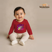 Babybody für Mädchen in Rot mit Motiv „Kleine Künstlerin“, getragen von einem Kind – Wunderknirps.