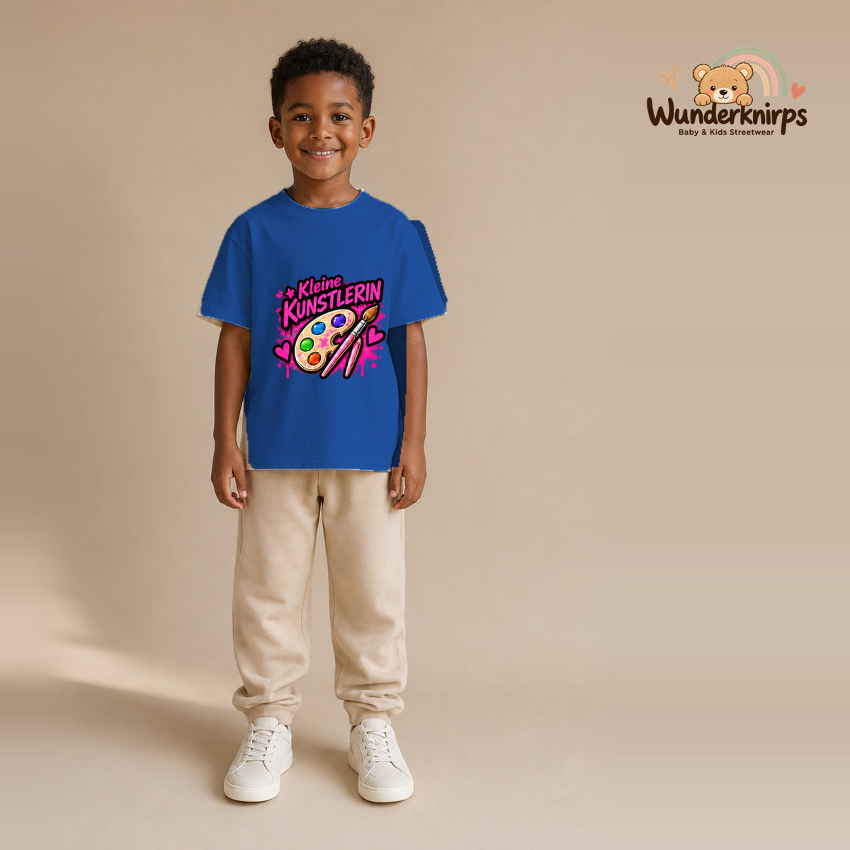 T-Shirt für Jungen in Blau mit Motiv „Kleine Künstlerin“, getragen von einem Kind – Wunderknirps.