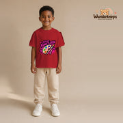 T-Shirt für Jungen in Rot mit Motiv „Kleine Künstlerin“, getragen von einem Kind – Wunderknirps.