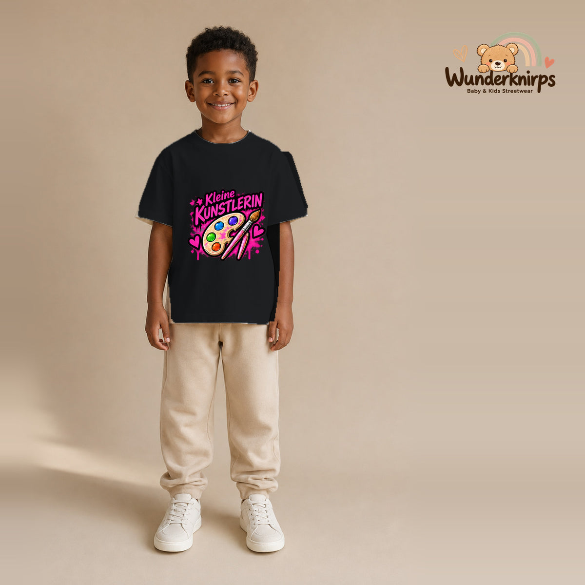 T-Shirt für Jungen in Schwarz mit Motiv „Kleine Künstlerin“, getragen von einem Kind – Wunderknirps.