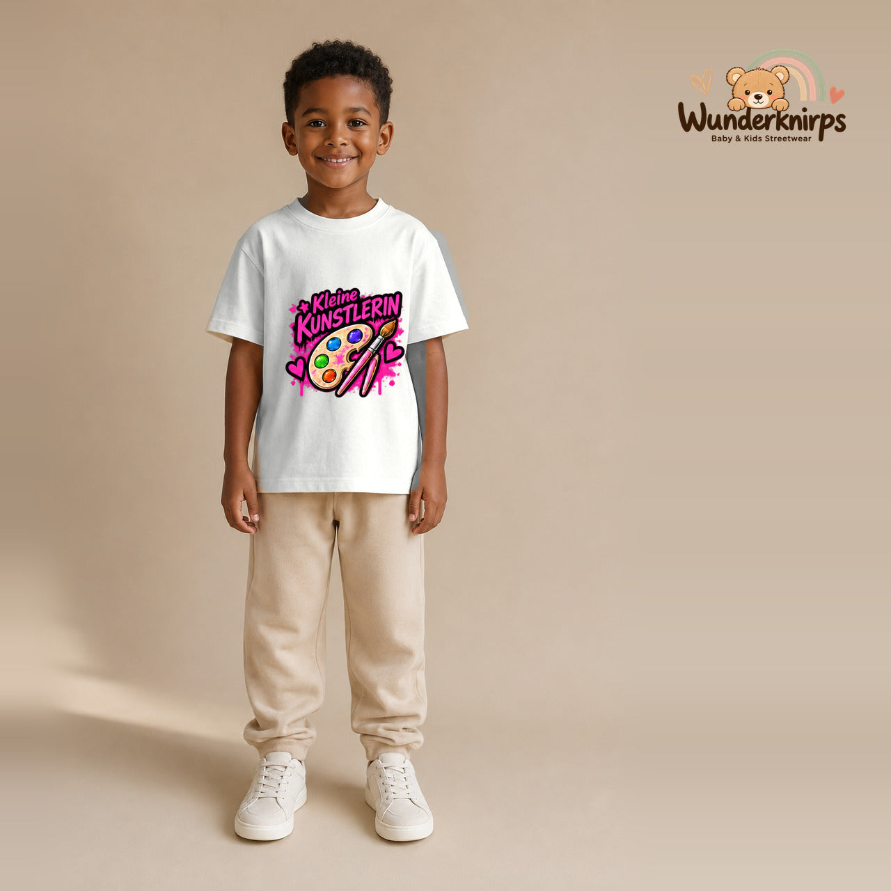 T-Shirt für Jungen in Weiß mit Motiv „Kleine Künstlerin“, getragen von einem Kind – Wunderknirps.