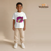 T-Shirt für Jungen in Weiß mit Motiv „Kleine Künstlerin“, getragen von einem Kind – Wunderknirps.