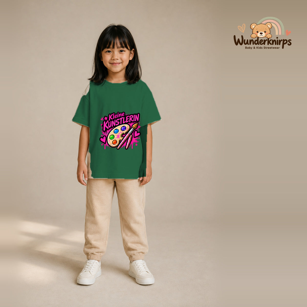 T-Shirt für Mädchen in Grün mit Motiv „Kleine Künstlerin“, getragen von einem Kind – Wunderknirps.