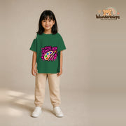 T-Shirt für Mädchen in Grün mit Motiv „Kleine Künstlerin“, getragen von einem Kind – Wunderknirps.